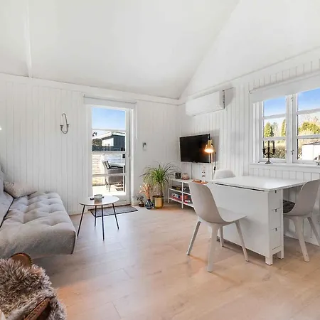 Cozy Getaway Close To The Sea *