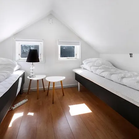 Cozy Getaway Close To The Sea *
